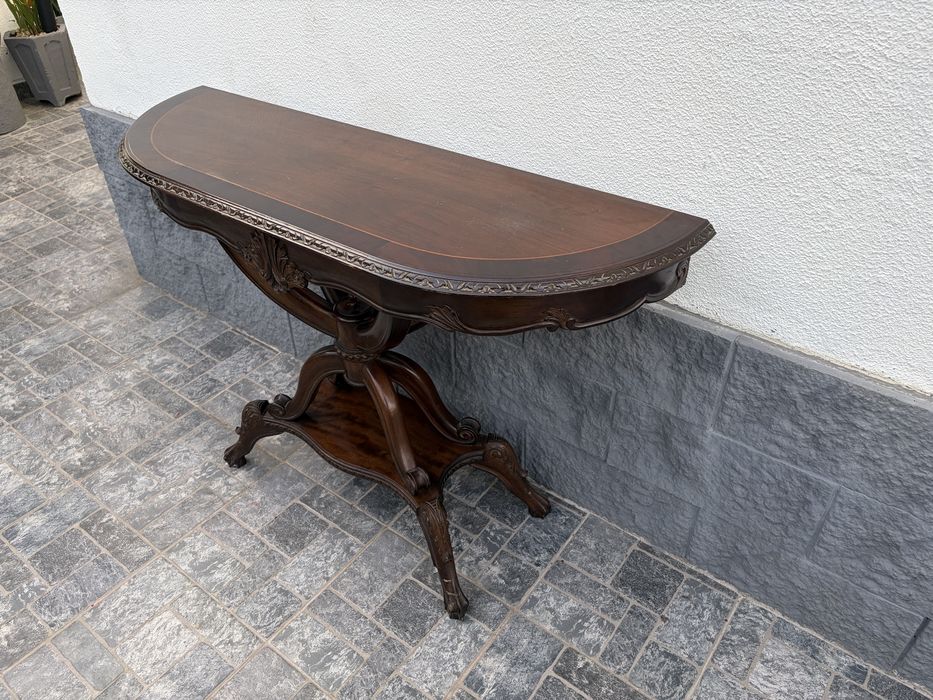 Consola Meia-Lua (Demilune) em Madeira com Entalhes Clássicos