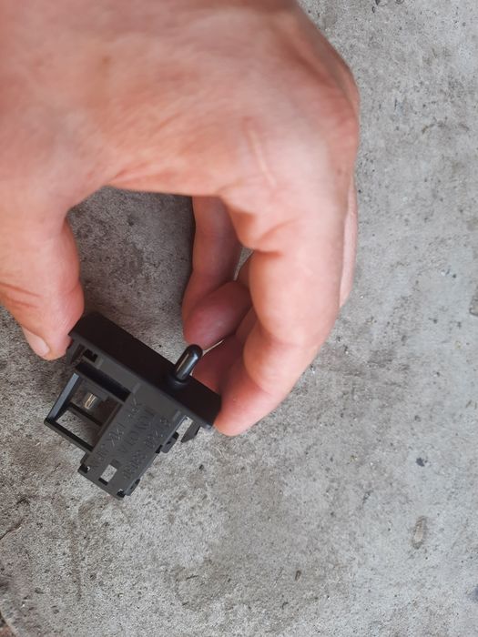 Фонарь кнопка датчик подсветки бардачка Тойота Авенсис т25 81260-33030