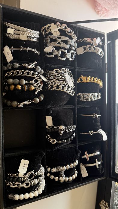 Pulseiras e aneis em aço
