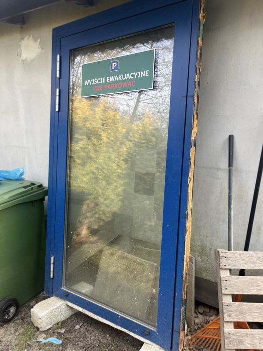 Zewnętrzne duże  drzwi oszklone