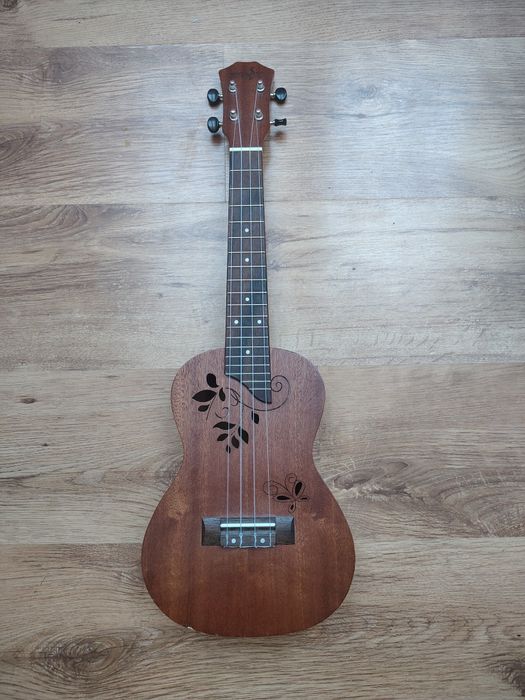 Ukulele z wzorem motyla