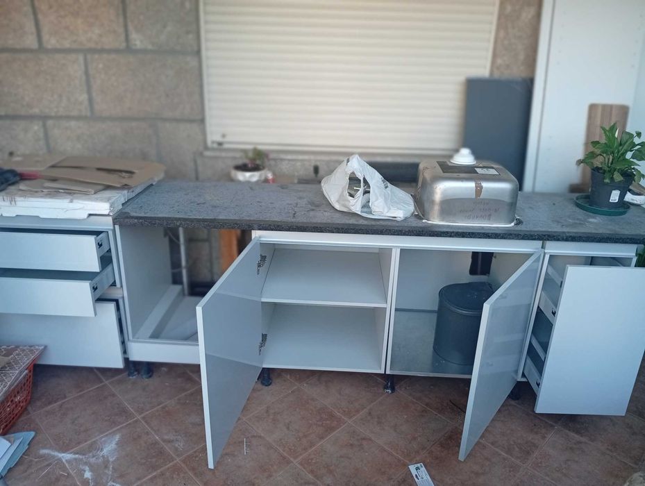 Móvel de cozinha parte de baixo  laminado com pedra granito preta  incluí banca , torneira e tubagens novas