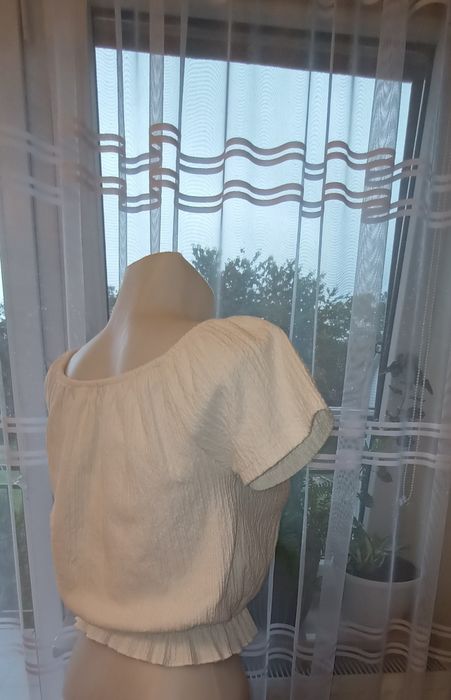 Biała bluzka AMISU rozmiar XS ozdobne guziki marszczona gumką dół