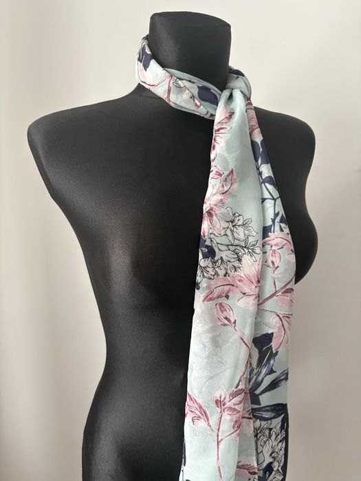 Elegancki Szalik/Chusta AVON – motyw kwiatowy na turkusowym tle