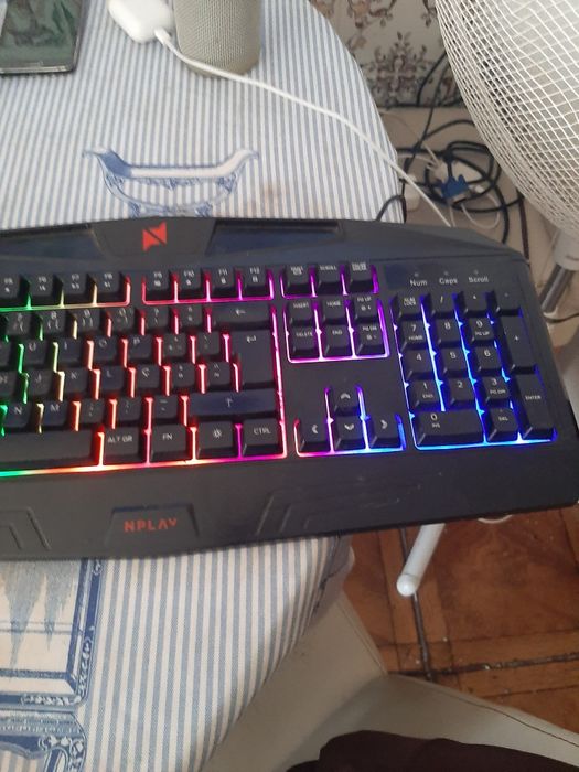 Teclado gaming com luzes
