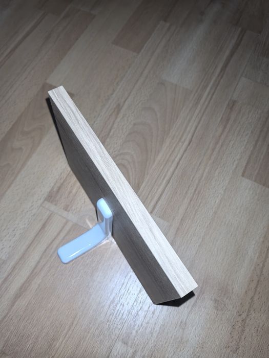 Półki z podpórką 30 sztuk.