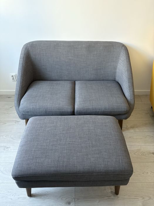 Sofá compacto com pufe (ottoman)