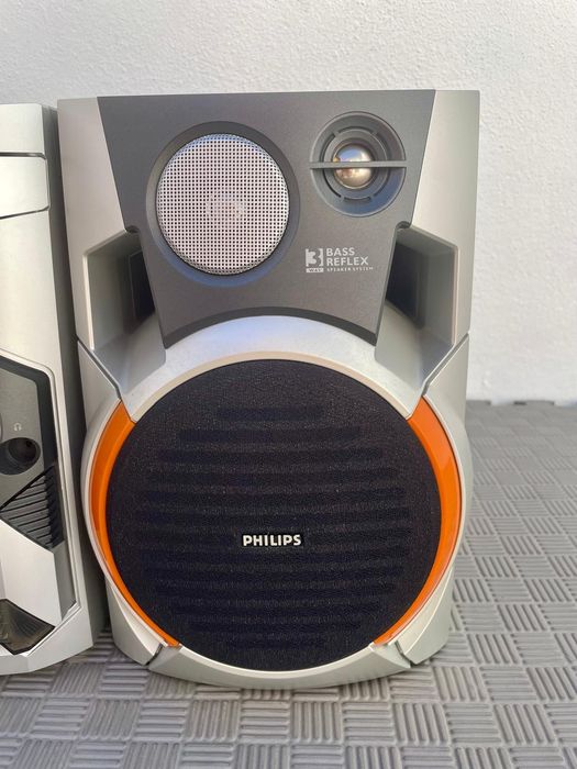 Aparelhagem áudio, rádio e leitor de cassetes áudio.