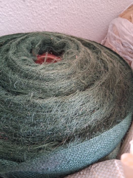 Serapilheira em rolo nova  em cor vermelha, verde, amarela e branca