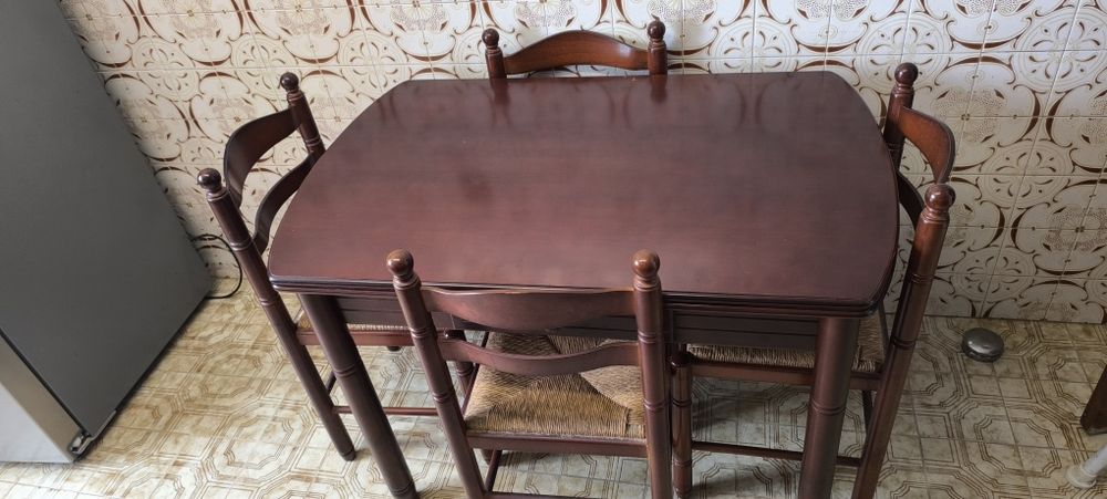 Conjunto mesa de cozinha e cadeiras