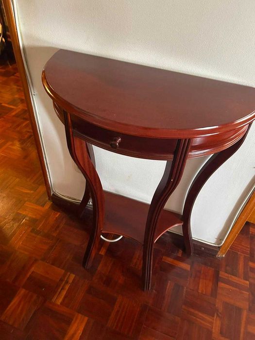 Mesa de Apoio de Sala e de Corredor