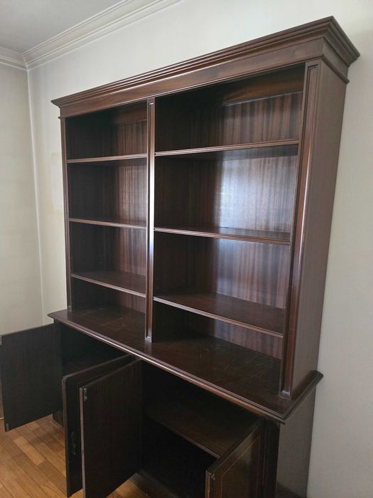 Estante com armários em madeira