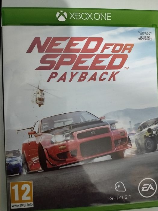 Xbox One com comando e jogo