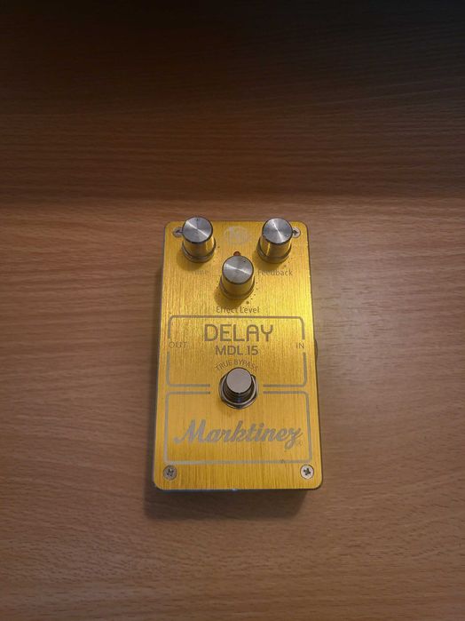 Vários pedais, Big Muff, Mooer Spark Reverb, Danelectro Flanger, Behringer Phase, Marktinez Delay