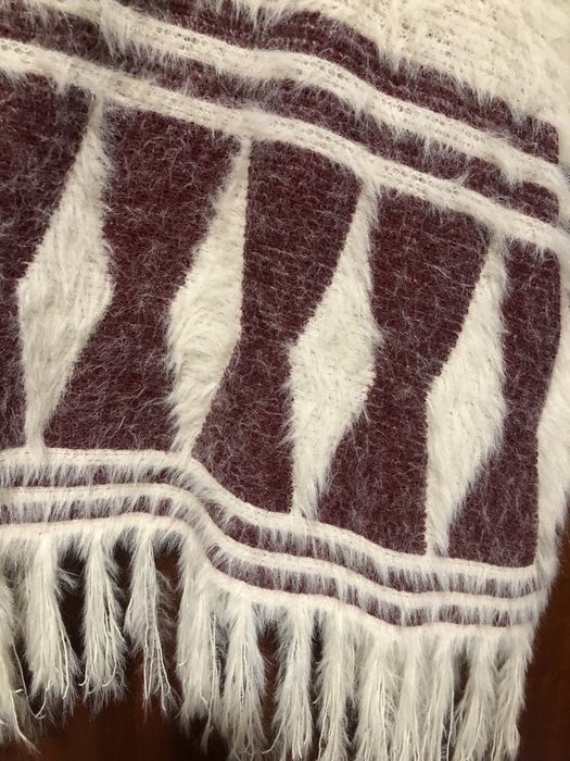 Poncho com mangas cavadas , franjas no final