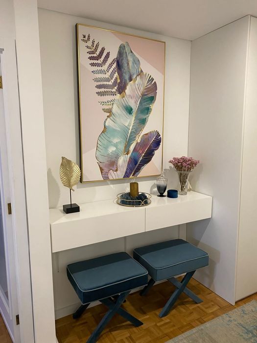 Quadro e duas banquetas azul petróleo