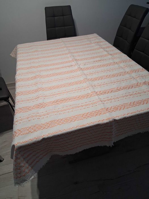 Obrusy trzy sztuki i pojemnik ceramiczny na jaka