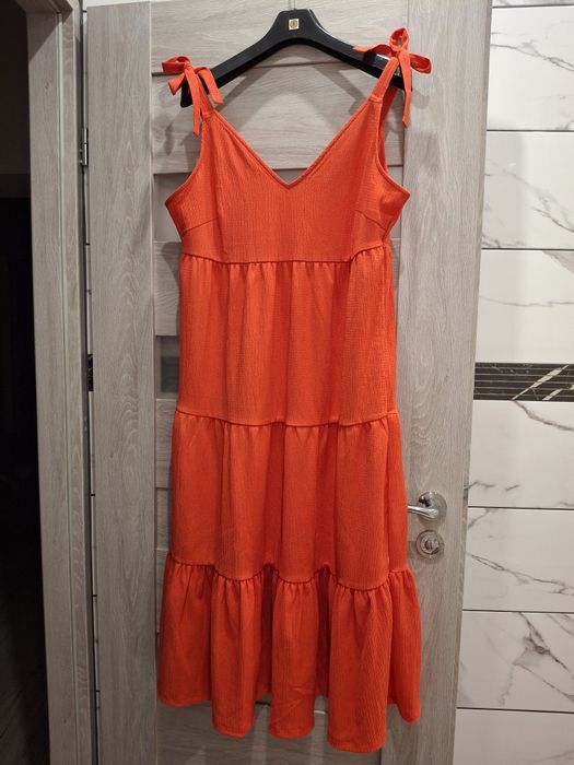 Piękna czerwona sukienka z krepy nowa 40/42