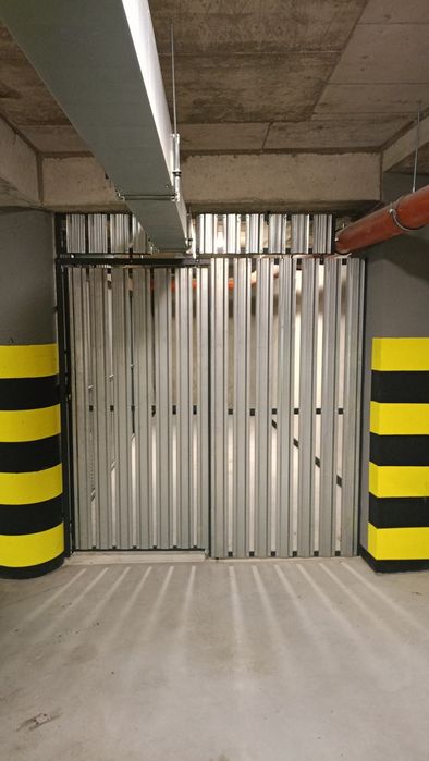 Wynajmę miejsce postojowe  w hali garażowej ( ogrodzone )