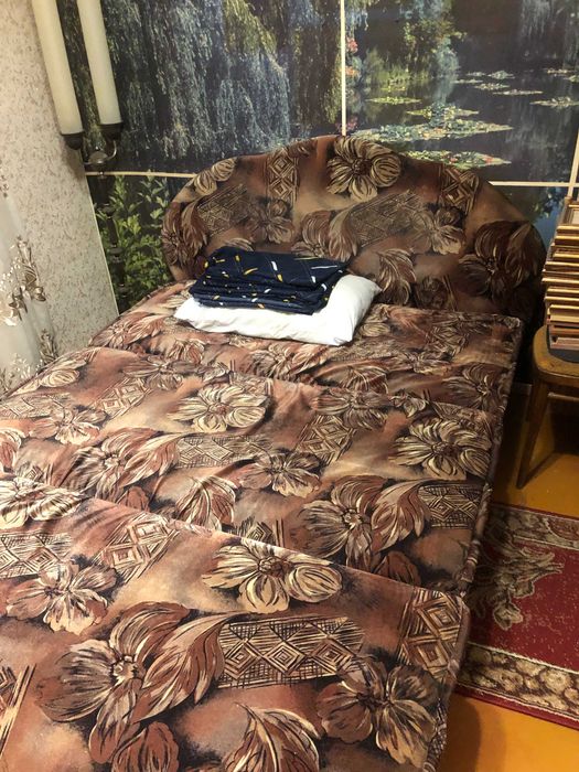 Продам квартиру на Алмазному . Поруч з зупинкою.