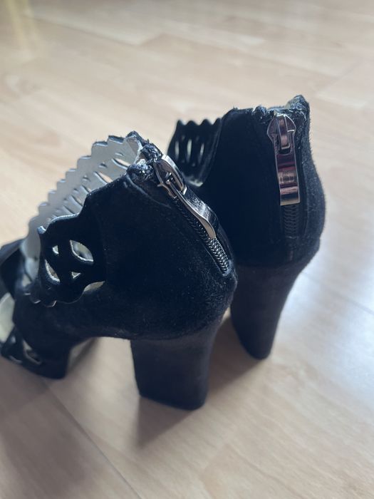 Sandałki na obcasie Luca Cavialli