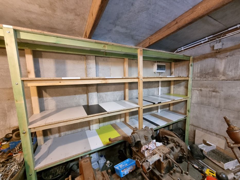 Regaly drewniane 140 ,-