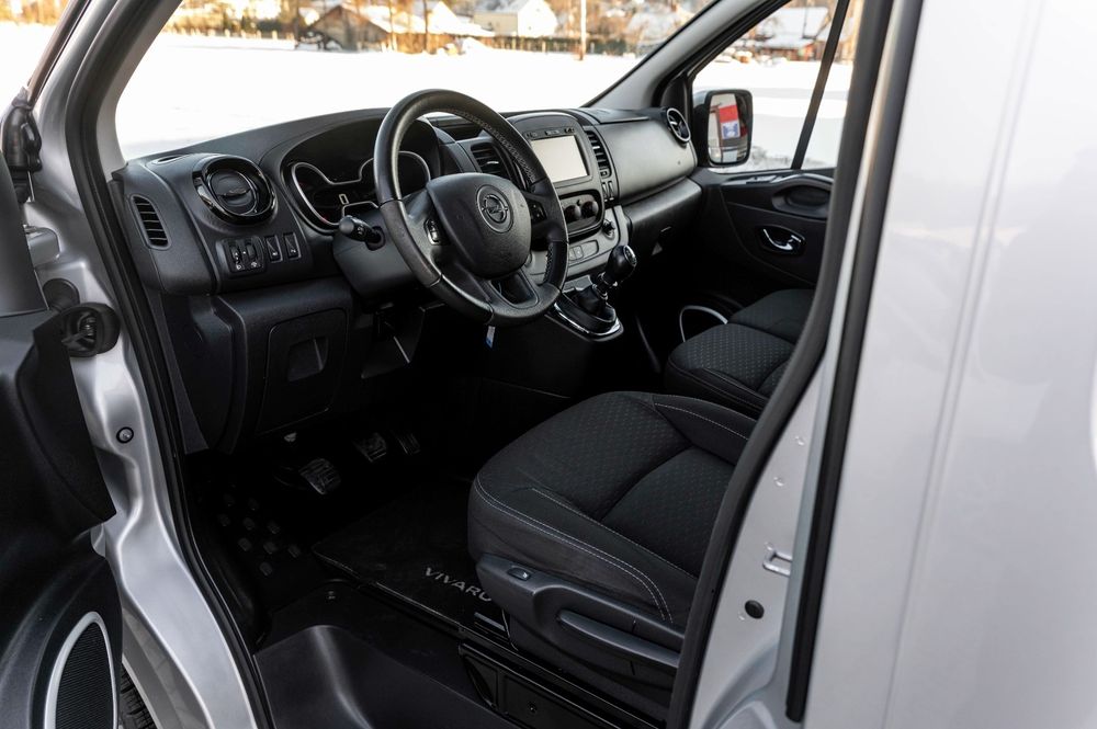 Wynajem busa 9-osobowy OPEL VIVARO 1.6 Turbo