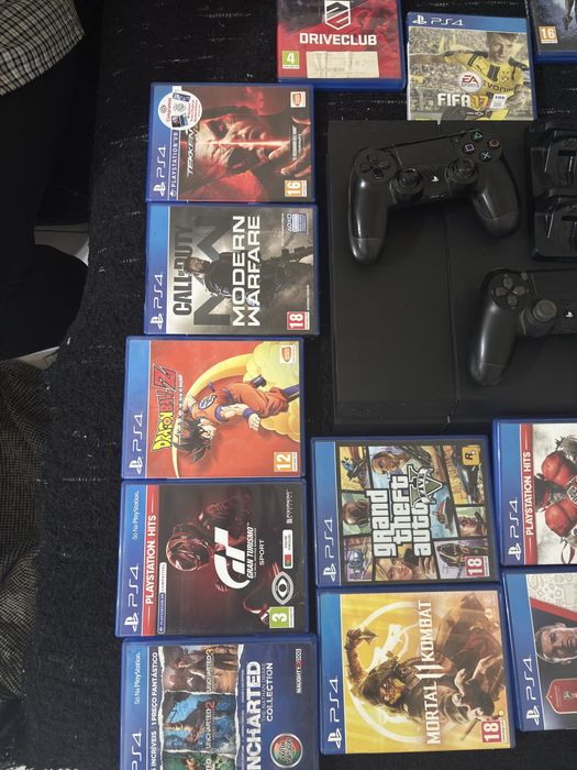 Ps 4 1T a funcionar perfeitamente com 19 jogos incluidos, dois comandos e suporte para comandos