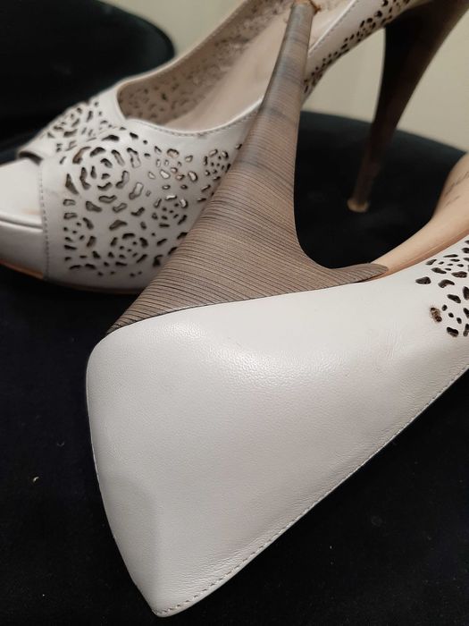 Szpilki skora bezowe