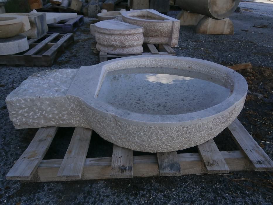 pia oval de água batismal em Lioz. peça grande
