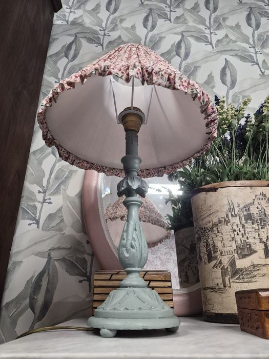 Par de candeeiros de mesa com pé em madeira.