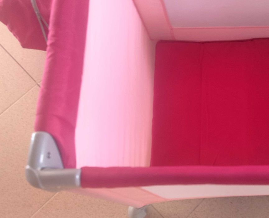 Cama de bébé dobravel com muitos acessorios
