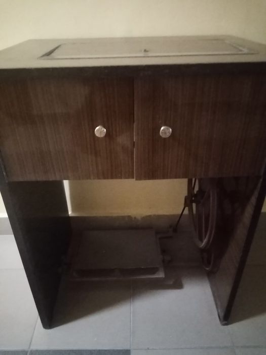 Elektryczna maszyna do szycia ze stolikiem.