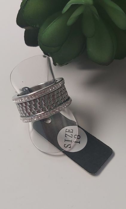 Anel prateado, em aço, com zirconias. Anti-stress. T18