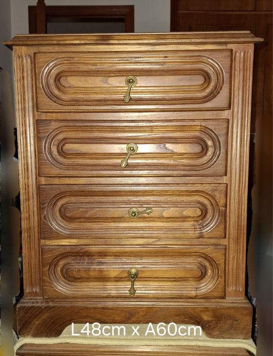 Vários móveis, cómodas, mesinhas de cabeceira, cama e aparador