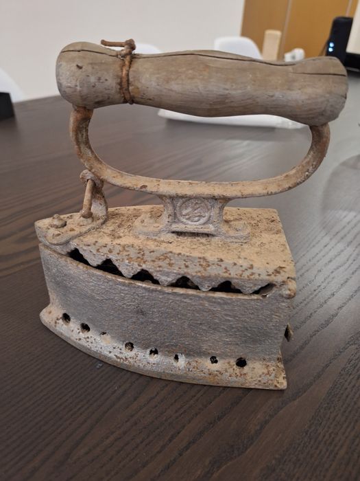 Ferro de engomar antigo a carvão