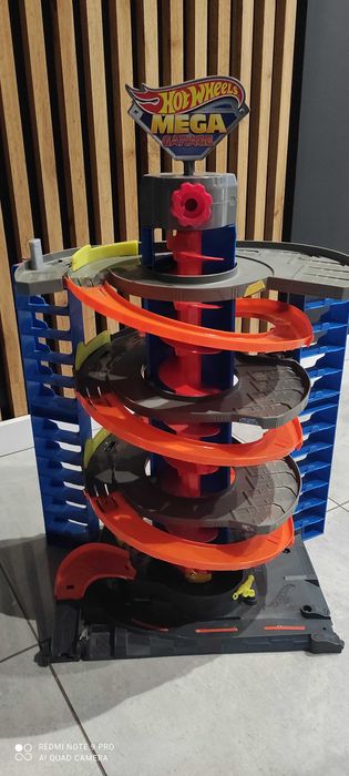 Hot wheels zestaw zakręcony mega garaż