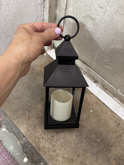 Lanterna com uma vela que acende e tem pilhas