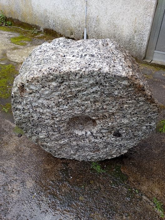 Vendo pedra de moinho