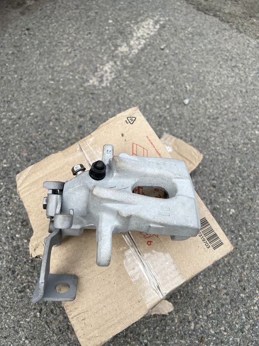 Супорт тормозной задний правый Toyota Corolla 150