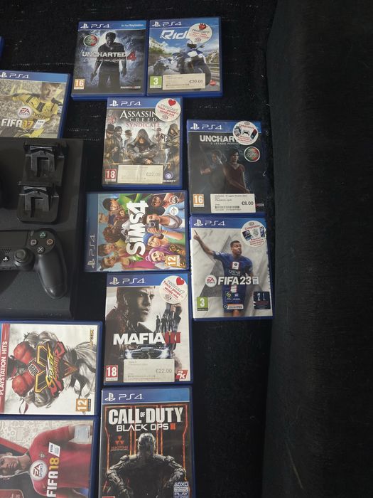 Ps 4 1T a funcionar perfeitamente com 19 jogos incluidos, dois comandos e suporte para comandos