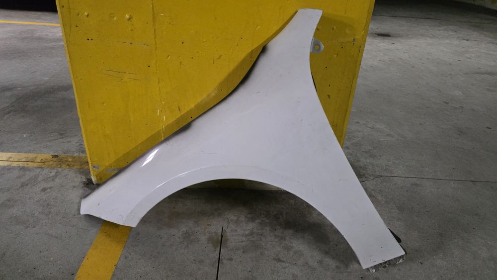 Guarda lamas frente esquerdo Mercedes cla x118