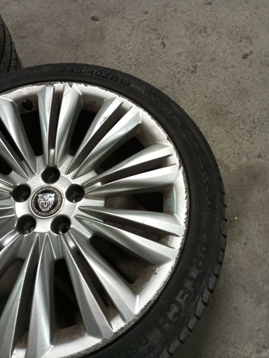 44 - Jantes Jaguar XF 245/40R19 com pneus 5*108 original