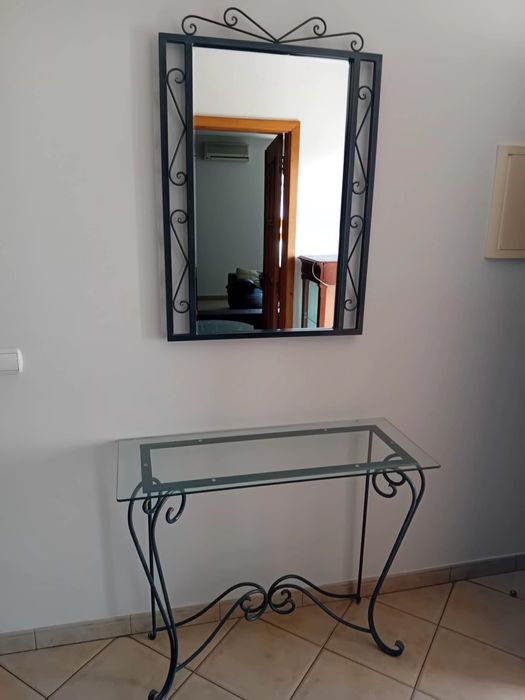 Cardencia com espelho e mesa de apoio