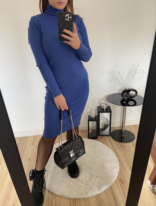 Sukienka z golfem prazek chabrowa