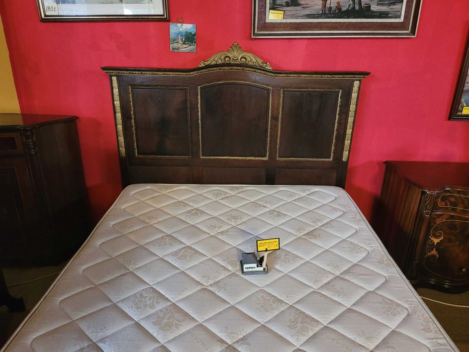 Muito bonito conjunto de cama antiga com duas mesas de cabeceira