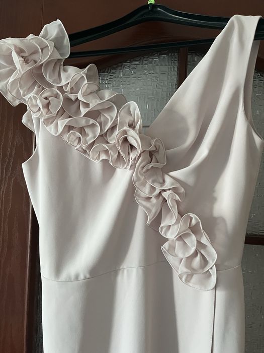 Piekna, elegancka sukienka na wesele