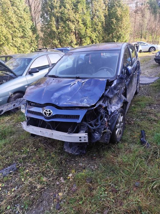 Posiadam czesci toyota corolla  verso 2.0 d4d  2005r