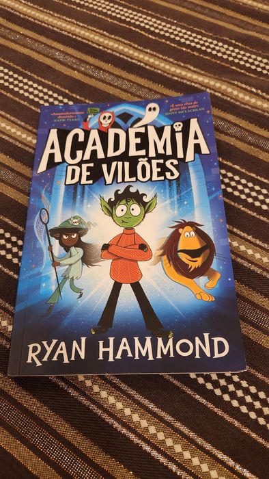 Vendo livro Academia de Vilões