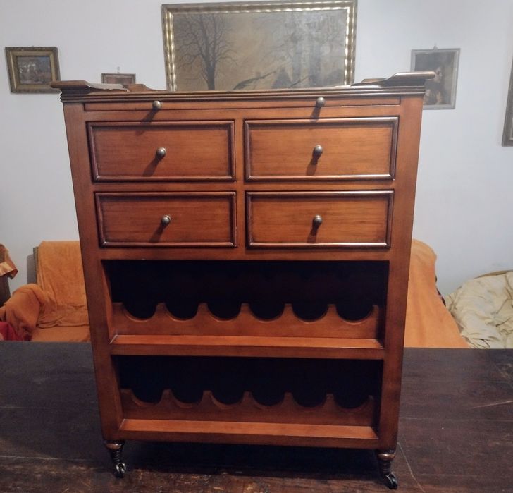 Komoda winiarka z wysuwanym blatem